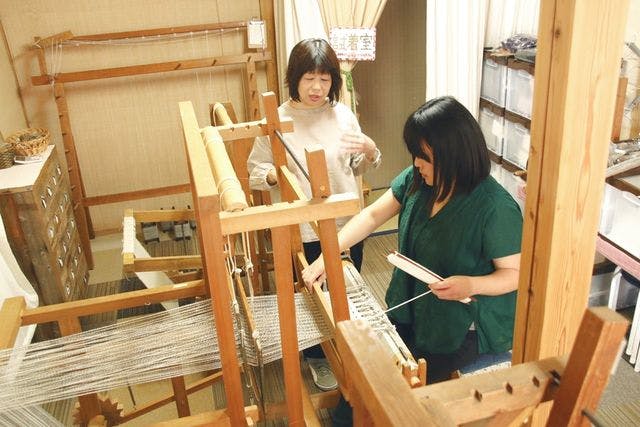 【奈良・斑鳩・機織り体験】手紡ぎ糸で織物を作ろう！昔ながらの本格機織り（1個）