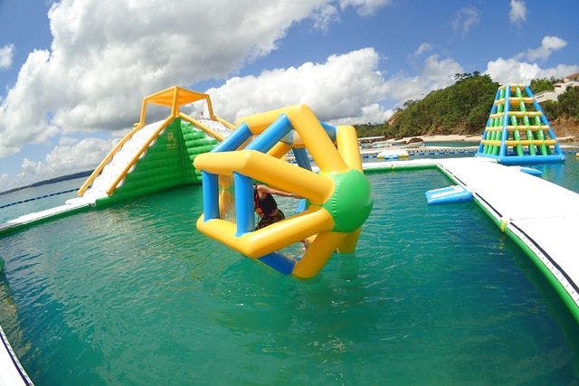 沖縄 名護 ウォーターパーク 海上の遊具で遊び放題 カヌチャオーシャンパーク アソビュー