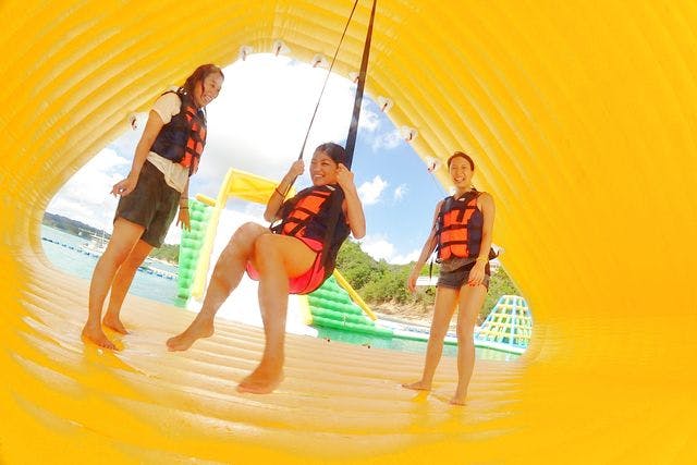 沖縄 名護 ウォーターパーク 海上の遊具で遊び放題 カヌチャオーシャンパーク アソビュー