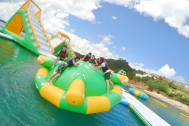 沖縄 名護 ウォーターパーク 海上の遊具で遊び放題 カヌチャオーシャンパーク アソビュー