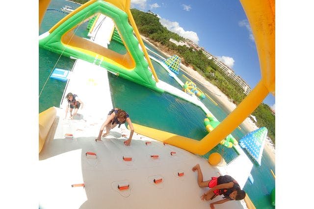 沖縄 名護 ウォーターパーク 海上の遊具で遊び放題 カヌチャオーシャンパーク アソビュー