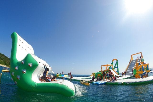 沖縄 名護 ウォーターパーク 海上の遊具で遊び放題 カヌチャオーシャンパーク アソビュー