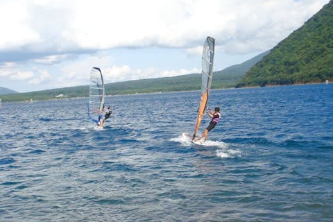 【山梨・富士五湖・本栖湖・ウィンドサーフィン】本栖湖で風になろう！ウィンドサーフィンスクール