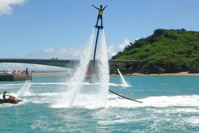 【沖縄・うるま市・フライボード】水圧で大空を自由に飛び回ろう！フライボード体験