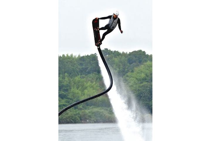 沖縄 うるま市 ホバーボード ハマる人続出 空飛ぶサーフィン ホバーボード体験 アソビュー