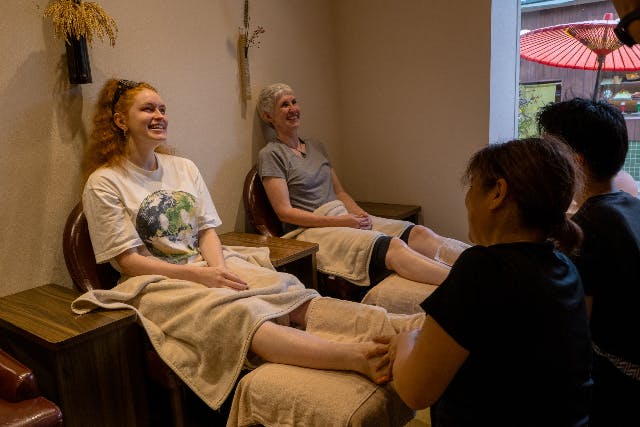 【京都・伏見稲荷　足湯カフェ&マッサージ】選べる足湯カフェ＆フットマッサージ50分コース