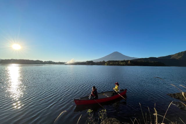 「山梨県・河口湖」冬でも楽しめる・濡れないカナデイアンカヌー体験ー・90分モーニングコース＆河口湖で湖上散歩＆優雅のひと時を過ごす・友達同士・家族旅行におすすめ