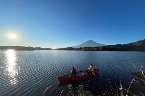 「山梨県・河口湖」冬でも楽しめる・濡れないカナデイアンカヌー体験ー・90分モーニングコース＆河口湖で湖上散歩＆優雅のひと時を過ごす・友達同士・家族旅行におすすめ