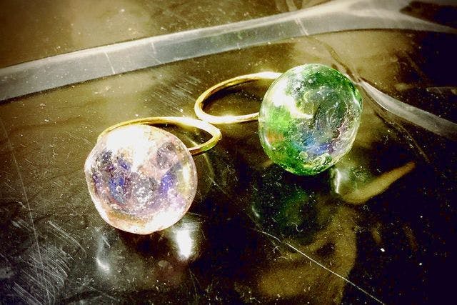 【大阪・河内長野・手作り指輪】トップのガラスが美しく際立つ。ガラスリング制作体験
