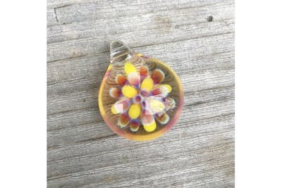 群馬・みなかみ・ガラス細工】繊細な花模様が光るペンダントトップor