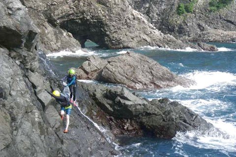 【徳島・美波・海遊び】海岸線を歩き・登り・泳ぐ、新しいスポーツ！コーステアリング