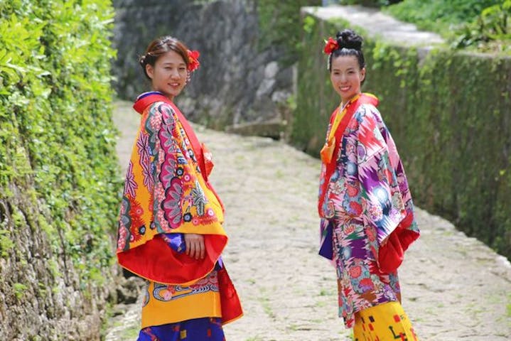 沖縄 那覇 着物レンタル 注目度抜群 本格的な琉装で自由に街歩き 一味違うオキナワを体験しよう ヘアセット ポイントメイク無料 アソビュー