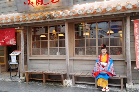 【沖縄・那覇・着物レンタル】注目度抜群！本格的な琉装で自由に街歩き！一味違うオキナワを体験しよう！ヘアセット＆ポイントメイク（口紅と頬紅のみ）無料！