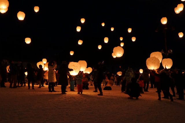 【新潟・津南・スキー場】雪国の夜空に舞う祈りの灯り。津南ランタン打ち上げ体験