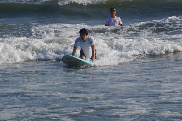 【神奈川・藤沢・サーフィン体験】シニアOK！波に乗る感覚を掴もう！マンツーマンサーフィンレッスン　未経験者対象プラン