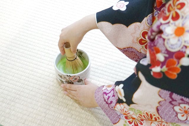 【東京・浅草・茶道教室】知って、挽いて、点てて、味わう。気軽に楽しむお抹茶体験