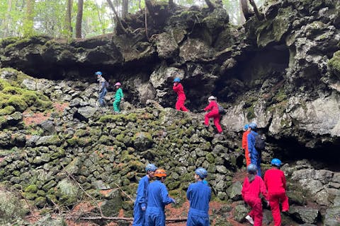 【山梨県・河口湖・ケイビング】冬でも楽しめる・青木ヶ原樹海散策＆溶岩洞窟探検