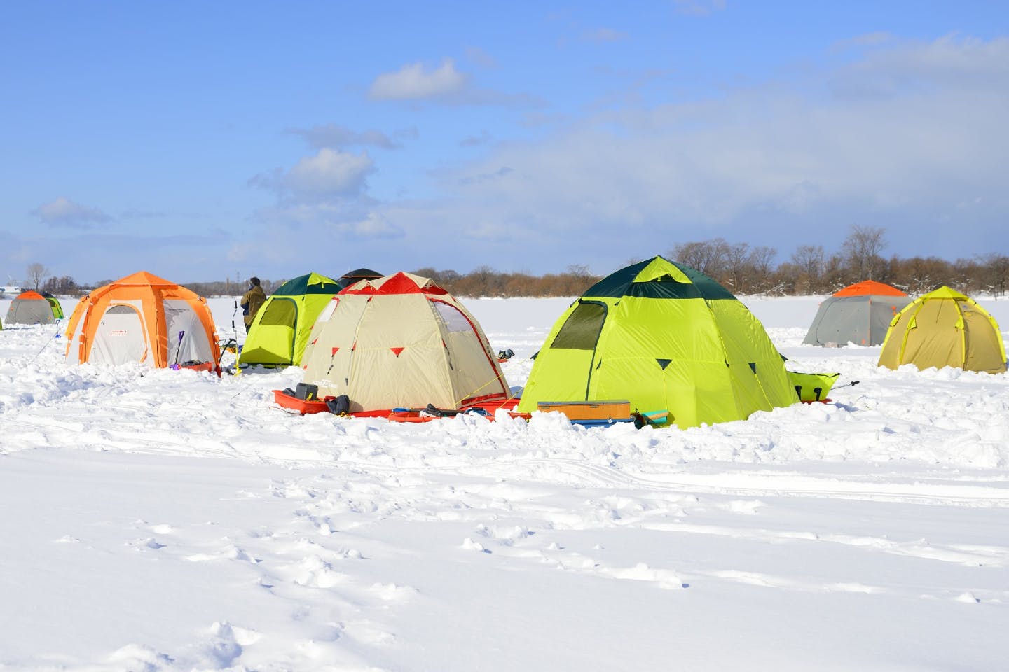 北海道 石狩 ワカサギ釣り 試食サービス 無料送迎付き 最初からテントを建てて釣ってみる氷上わかさぎ釣り放題 充実の1日体験 アソビュー