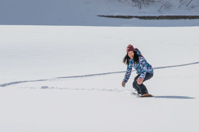 【鳥取・大山・スノーシュー】初めてでも安心！スノーシューで行く雪の上でサーフィン体験