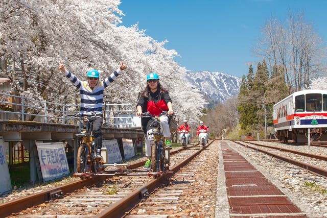 レールマウンテンバイクGattan Go!!（ レールマウンテンバイクガッタンゴー） (飛騨市 レールバイク)の「【岐阜・飛騨・レールバイク】飛騨神岡の町を眺めながらのんびり走る！まちなか2～3人乗りコース！」の画像