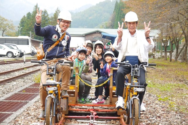【岐阜・飛騨・レールバイク】飛騨神岡の町を眺めながらのんびり走る！まちなか4～5人乗りコース！