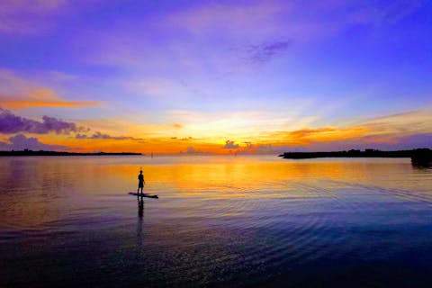 【沖縄・恩納村・サンセットSUP】茜色に輝く光のカーペットの上で癒される心のエステ★プロカメラマンが撮影したデータ無料★涼しい夕暮れから楽しむプレミアムツアー