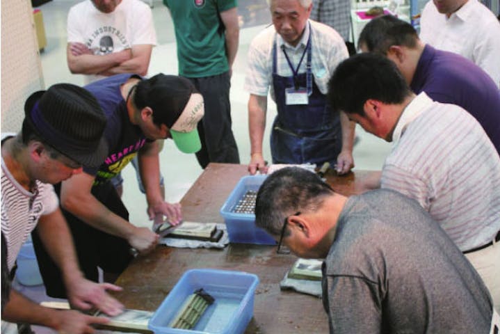 新潟 三条 包丁の研ぎ方 お土産包丁付き 越後三条鍛冶職人に学ぶ包丁研ぎ体験 アソビュー