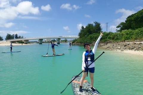 【沖縄・伊良部島・SUP】島人ガイドが絶景ポイントへご案内！SUPで海遊びプラン