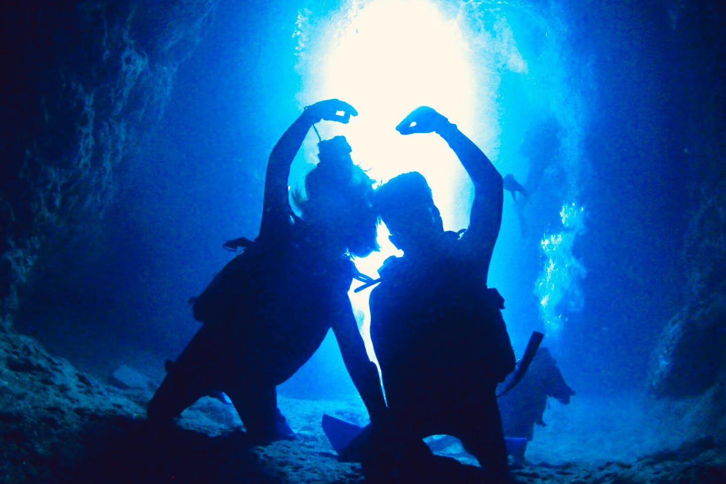 【沖縄・恩納村・体験ダイビング】完全貸切＆写真枚数無制限・餌やり付き！青の洞窟体験ダイビング