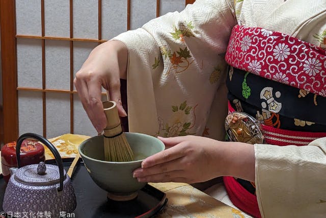 【京都市・お座敷遊び】舞妓さんと一緒にお点前体験（お干菓子2個とお抹茶付き）