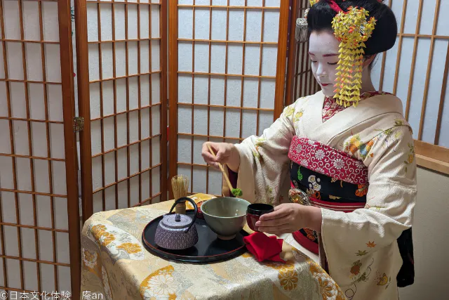 京都市・お座敷遊び】舞妓さんと一緒にお点前体験（お干菓子2個とお
