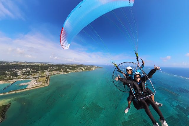 【沖縄・南城・モーターパラグライダー】輝く海を上から見下す！パラグライダー体験