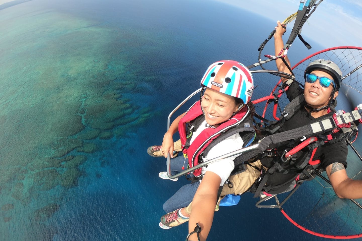 【沖縄・南城・モーターパラグライダー】輝く海を上から見下す！パラグライダー体験