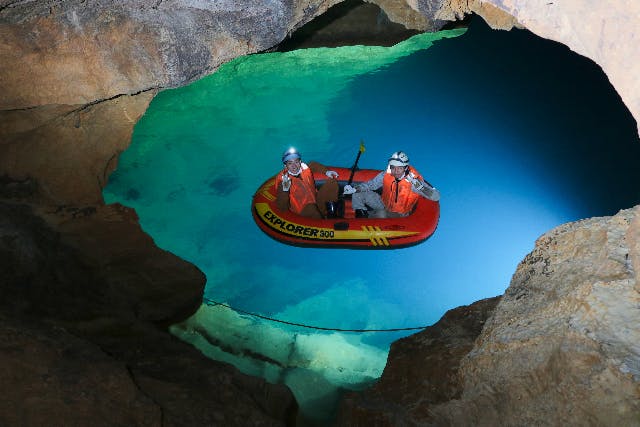 【山口・美祢・ケイビング】秋吉台地下で神秘の地底湖巡り！大洞窟探検ツアー