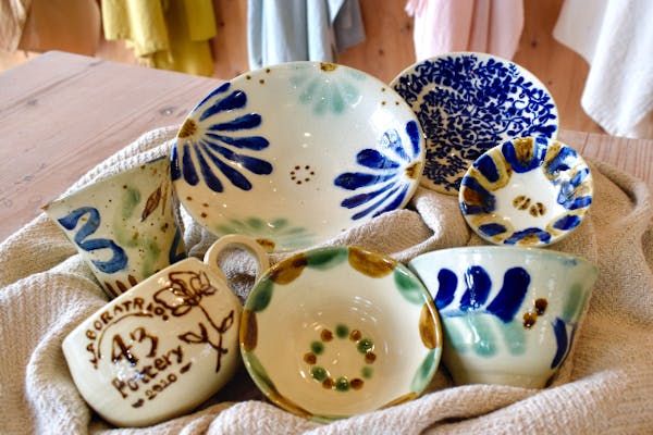 沖縄やちむん　青と茶色の渦巻き模様の陶器 沖縄やちむん 青と茶色の渦巻き模様の陶器 沖縄やちむん 青と茶色の