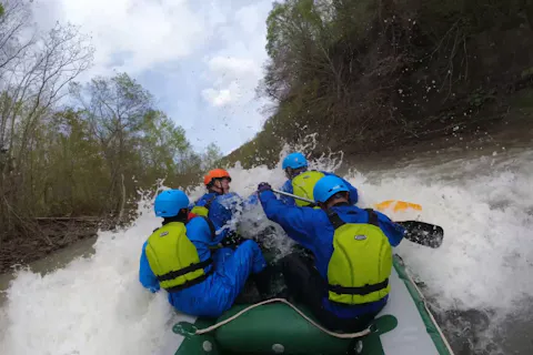 [北海道・札幌・定山渓]スリル満点！春だけの特別ツアー！～豊平川激流ラフティング～
