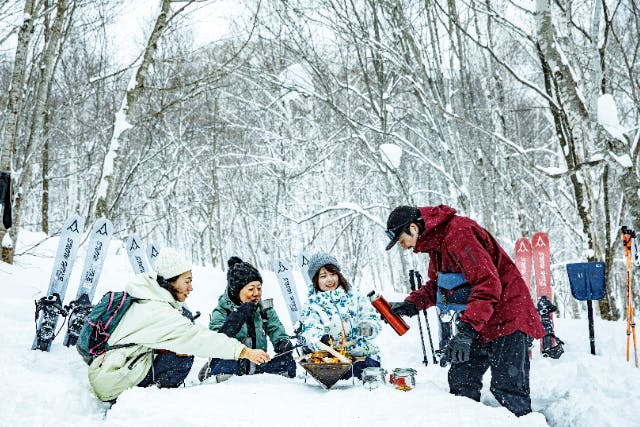 【北海道・札幌・スノーハイク】ちょこっとスキーをしたい方、冬の森を歩きたい方におすすめ！すいすいスノーハイク＜焚き火＆焼きマシュマロ付き＞