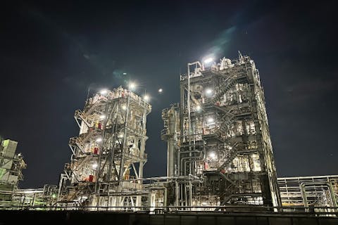 【横浜駅発着】新登場！！　魅惑の川崎工場夜景バスツアー　漆黒の闇夜を彩り非日常の世界を味わえる！