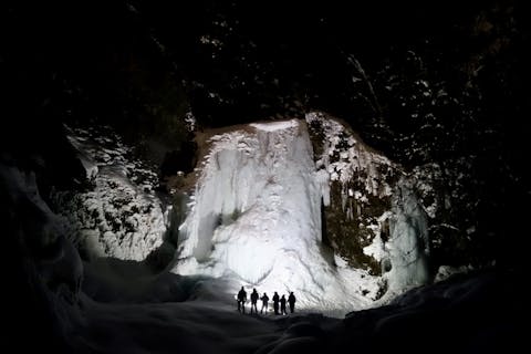 【長野・乗鞍・スノーシュー】真っ暗な夜の冒険へ出かけよう！善五郎の滝ナイトツアー