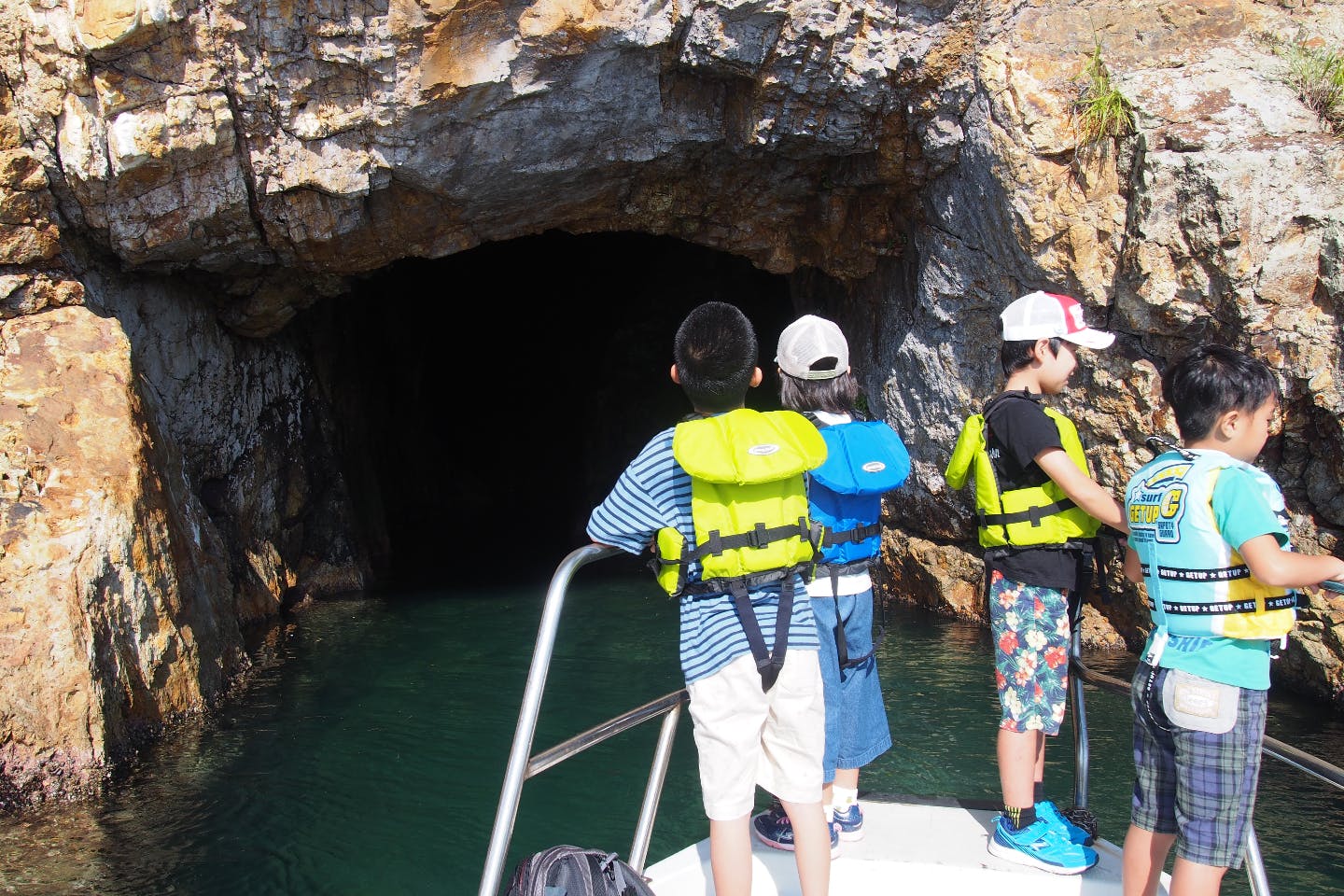 【福井・若狭高浜・洞窟探検】子供に大人気！魚に餌やり体験と船で入れる洞窟見学
