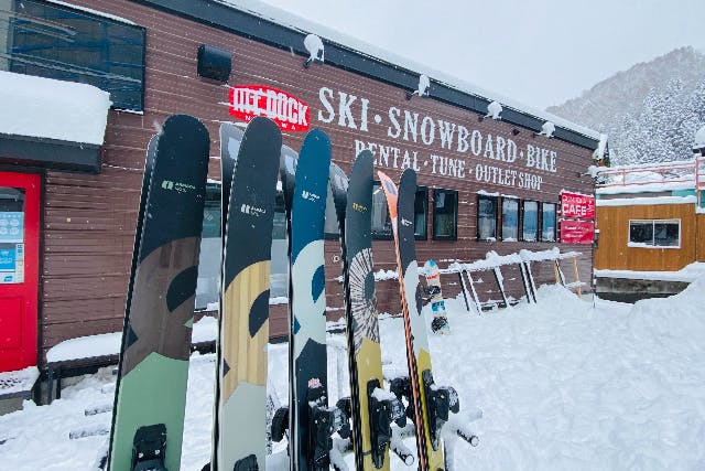 【長野・野沢温泉・スキーレンタル】最新スキーでワンランク上の体験を楽しもう！