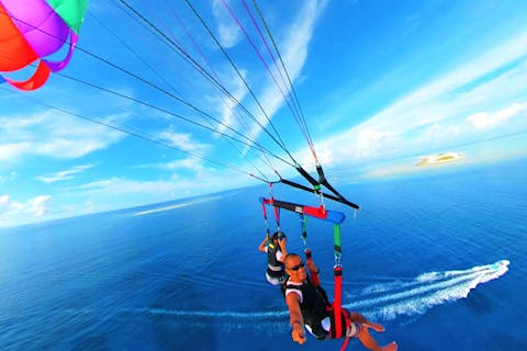 【沖縄・那覇発・慶良間諸島・パラセーリング】★専門誌でユーザー評価11年連続第1位★GoPro・動画撮り放題サービス★送迎・レインコート・バスタオル無料★