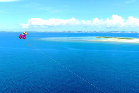 【沖縄・那覇発・慶良間諸島半日・シュノーケリング＆パラセーリング】★専門誌で11年連続1位評価★ウォータースライダー遊び放題★完全禁煙船★写真＆送迎＆タオル無料★7～9月限定プラン★