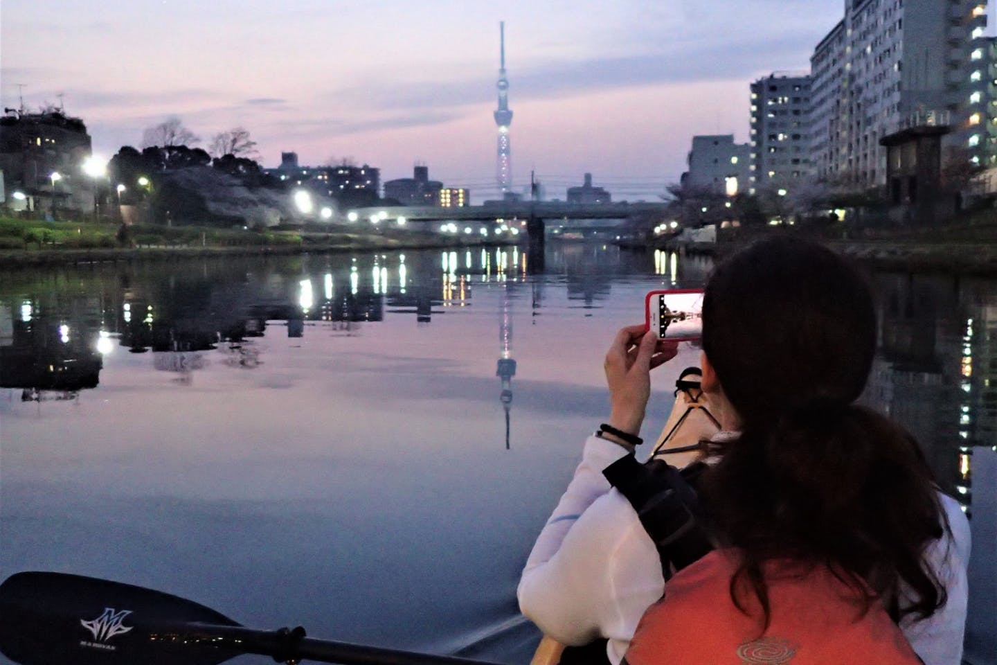 【東京・東大島・シーカヤック】水面に映る夜景を楽しむ。東京水路ナイトパドリング