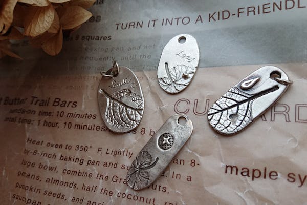 ３色の石のシルバー手作りペンダント RYOKU ハンドメイドプレートペンダント シルバー×天然石 傷