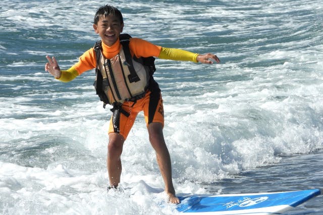 【静岡・湖西・ サーフィン体験】ボードの上に立つことを目指そう！サーフィン体験
