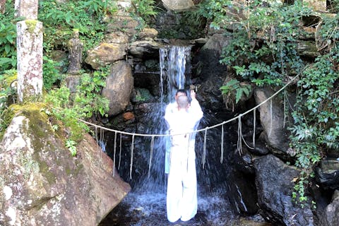 福岡 篠栗 滝行体験 お坊さんが滝行指南 滝衣を着て 二ノ滝寺で滝行体験 アソビュー