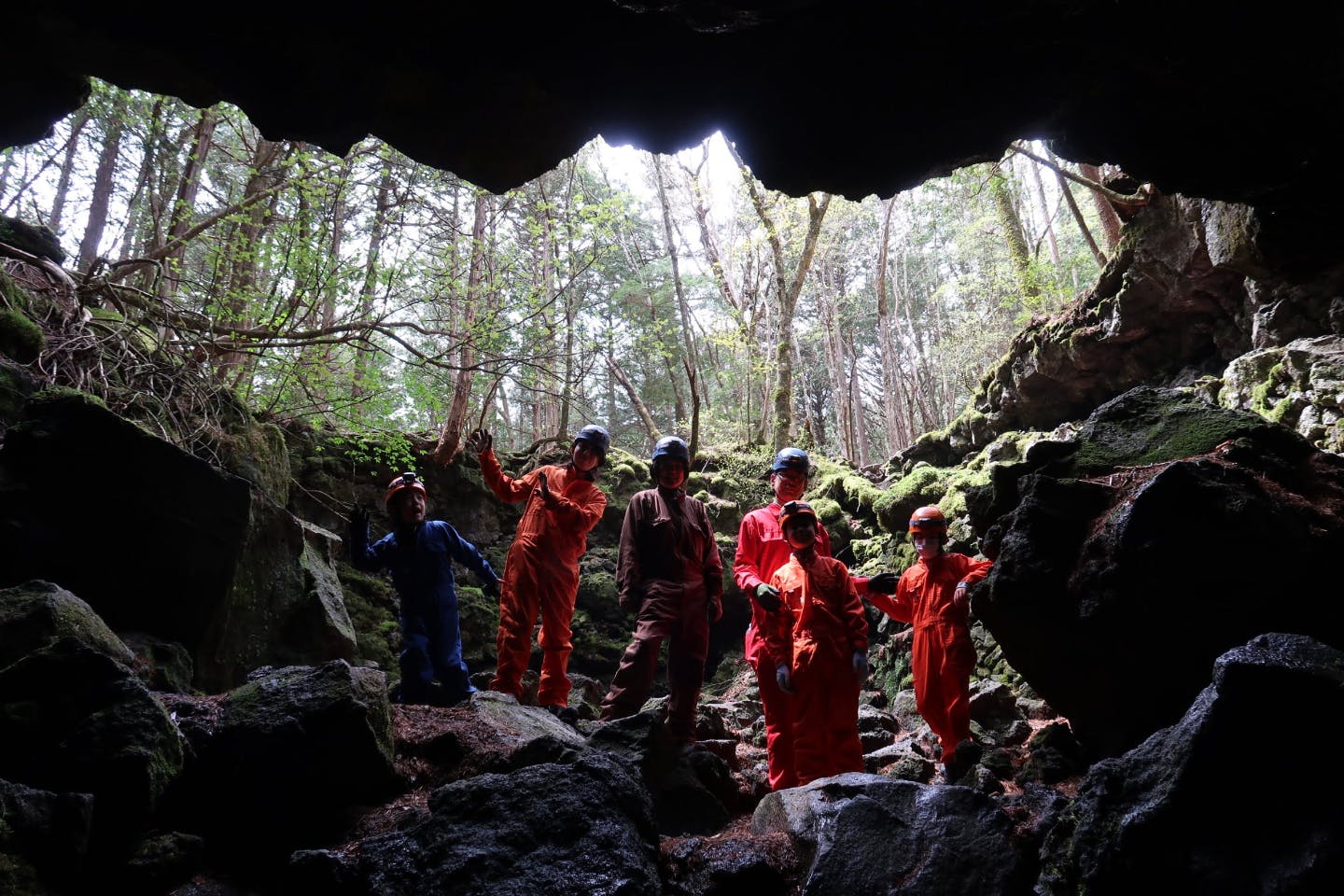 【山梨・鳴沢・エコツアー】プライベートツアー 生命の森を訪れよう。氷の洞窟探検＆青木ヶ原樹海散策（2名～4名 カップル・ファミリープラン）