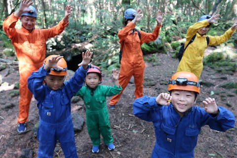 【山梨・鳴沢・エコツアー】 プライベートツアー 生命の森を訪れよう。氷の洞窟探検＆青木ヶ原樹海散策（5名～お得なグループ割プラン）