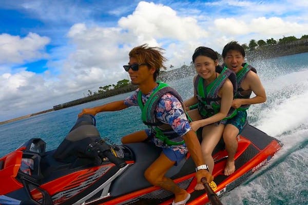 沖縄・那覇・宜野湾】絶叫系海遊び!!最新トーイングチューブにジェット